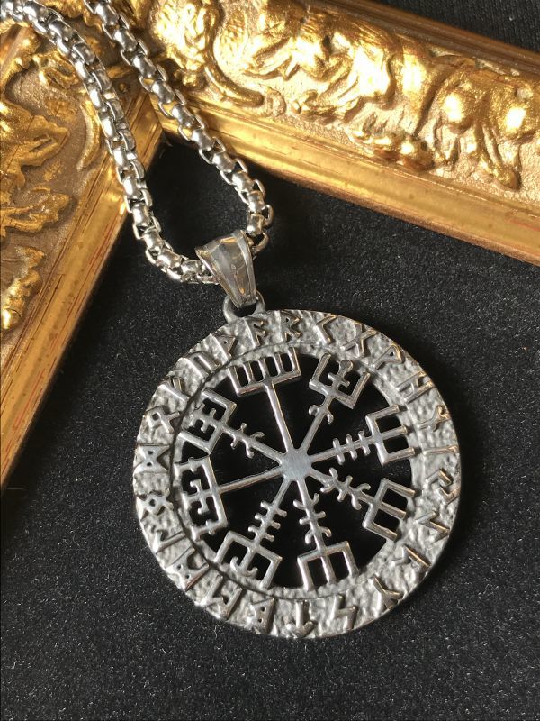 心が迷わないように！進むべき道を示す★ヴァイキングコンパス ペンダント 聖なるルーン文字〜Vegvisir〜 For Sale