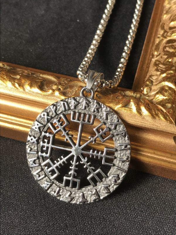 心が迷わないように！進むべき道を示す★ヴァイキングコンパス ペンダント 聖なるルーン文字〜Vegvisir〜 For Sale